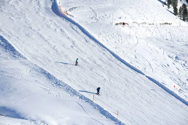 雪の降る冬の日には オーストリアのオッツタルにあるクタイスキー場でスキーをする観光客のグループ — ストック写真