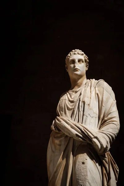 Eine Vertikale Aufnahme Einer Statue Des Griechischen Gottes Vor Schwarzem — Stockfoto