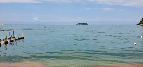 Ein Panoramabild Einer Ruhigen Meereslandschaft Mit Einem Steg — Stockfoto