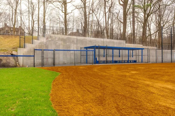 Lisedeki Sıradan Softball Kil Sahadan Ilk Kaleye Doğru Bakıyor Görünürde — Stok fotoğraf