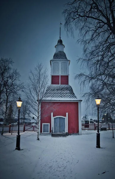 ユッカジャルヴィの木造教会 枯草の木 冬の街路灯2灯 — ストック写真