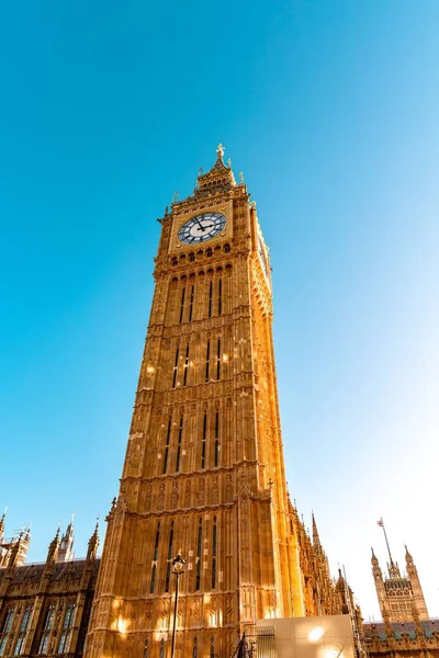 Uma Foto Baixo Ângulo Torre Relógio Big Ben Londres Reino — Fotografia de Stock