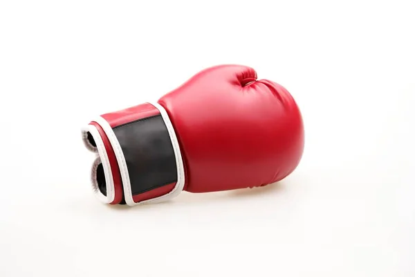 白い背景に隔離された1本の赤いボクシンググローブ — ストック写真