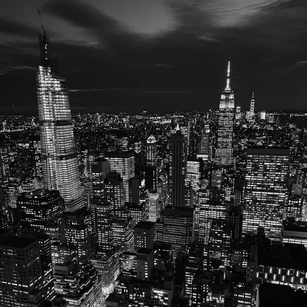 Eine Graustufenaufnahme Der New Yorker Skyline Bei Nacht — Stockfoto