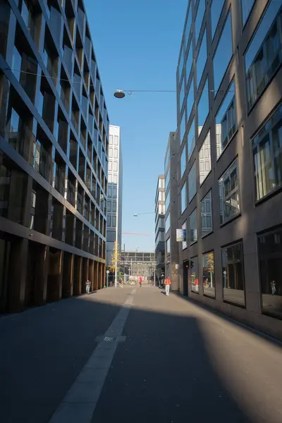 Вертикальный Снимок Узкой Улицы Проходящей Через Здания Бетона Стекла Цюрихе — стоковое фото