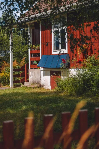 Ένα Κάθετο Πλάνο Από Ένα Φωτεινό Κόκκινο Παλιό Ξύλινο Σπίτι — Φωτογραφία Αρχείου