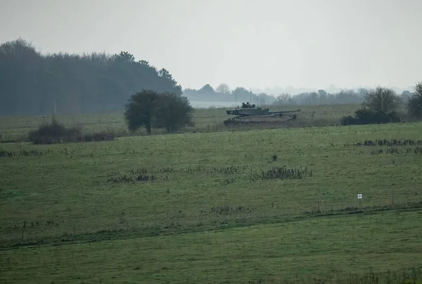 軍の戦闘演習で行動中のAarmy戦車 — ストック写真