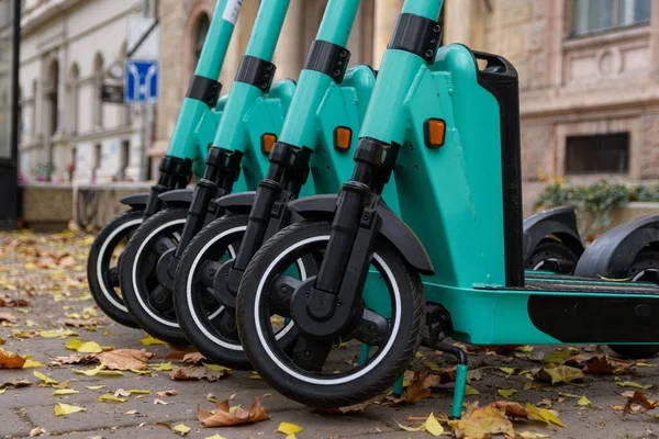 Tiro Close Scooters Elétricos Verdes Com Rodas Pretas Estacionadas Uma — Fotografia de Stock