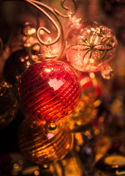 Függőleges Közelkép Egy Piros Kézzel Készített Karácsonyfa Dísz — Stock Fotó