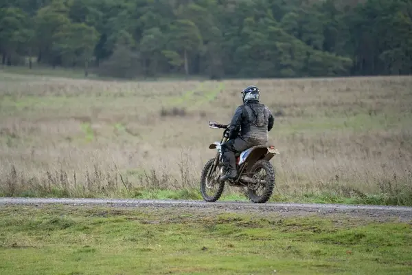 Pohled Zezadu Motoristu Cyklisty Jedoucího Terénní Motorce Kamenné Dráze — Stock fotografie