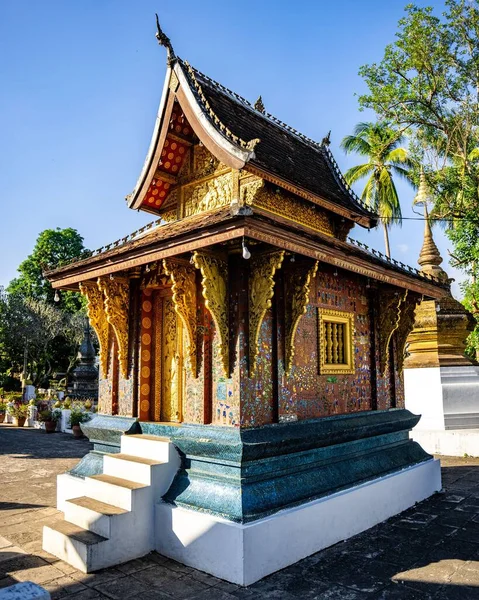 Eine Vertikale Aufnahme Der Wunderschönen Architektur Des Wat Xiengthong Tempels — Stockfoto