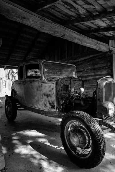 Grayscale Vertical Shot Antique Car Parked Old Garage — Stock Photo, Image