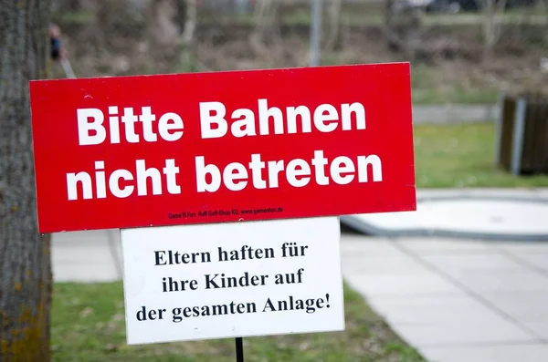 Een Rood Waarschuwingsbord Niet Een Minigolfruimte Het Duits Stappen — Stockfoto