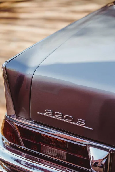 一辆奔驰220型轿车后备箱的垂直特写镜头 它的型号是60年代的奔驰220型 — 图库照片