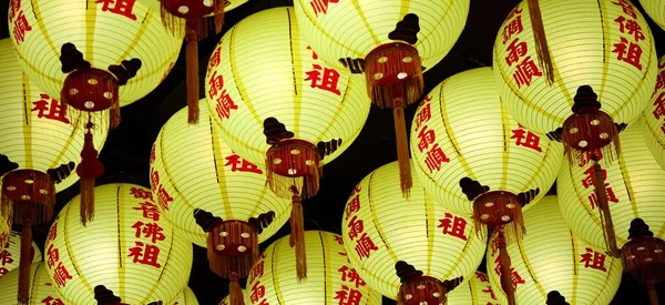 中国庙宇里一盏黄色灯笼的特写镜头 — 图库照片