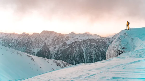 Esquiador Beira Montanha Coberto Neve Durante Inverno Pôr Sol — Fotografia de Stock