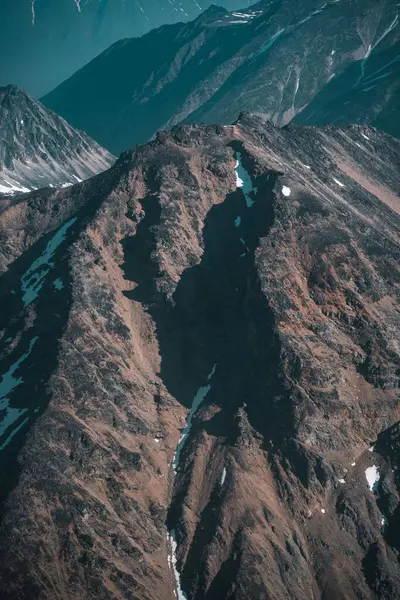 Eine Malerische Vertikale Aufnahme Der Schneebedeckten Gipfel Gegen Den Blauen — Stockfoto