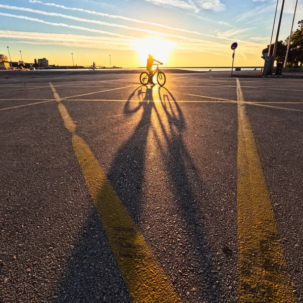 Homme Vélo Avec Longues Ombres Coucher Soleil Dans Port Patras — Photo