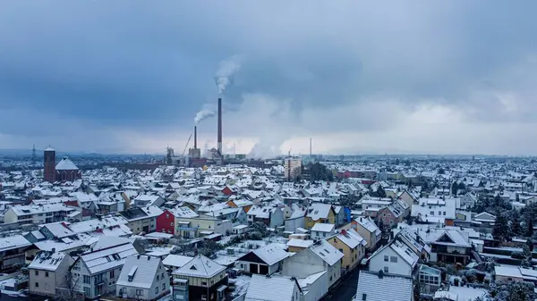 Пейзаж Пригородной Зоны Электростанцией Облачным Небом Зимой — стоковое фото