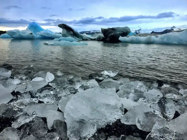 曇り空の下で海の融解氷河の美しい景色 — ストック写真