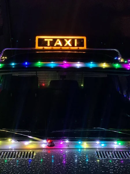 Vertikální Detailní Záběr Přední Část Vozidla Taxi Zdobené Barevné Živé — Stock fotografie
