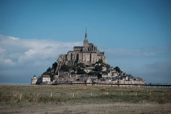 Mont Saint Michel Ενάντια Ένα Συννεφιασμένο Ουρανό Στη Νορμανδία Γαλλία — Φωτογραφία Αρχείου