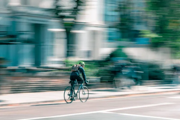 Una Foto Panorámica Hombre Una Mochila Bicicleta Oxford Road Manchester —  Fotos de Stock