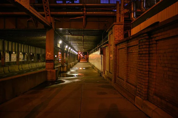 Uma Estação Metrô Vazia Noite Iluminada Com Luzes Elétricas — Fotografia de Stock