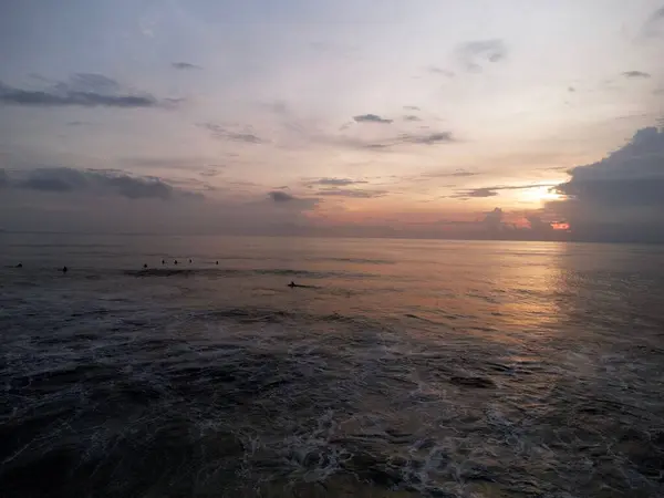 巴厘岛日落时的美丽的海景 — 图库照片