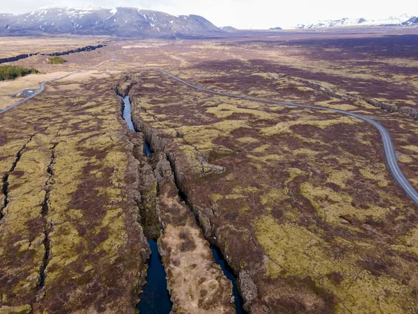 アイスランドのThingvellirの断層線の空中ドローンショット — ストック写真