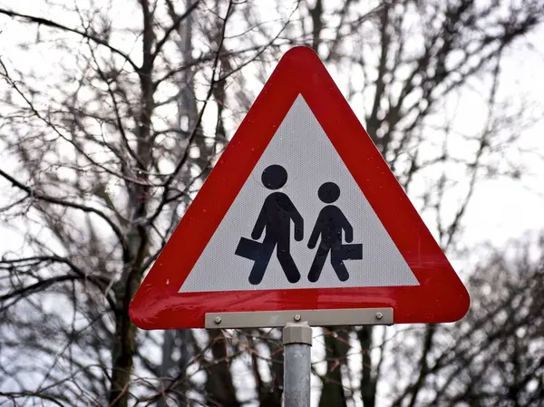 Het Verkeersbord Met Kinderen Die Straat Passeren Weg Naar School — Stockfoto