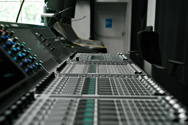 Nahaufnahme Eines Professionellen Audio Mischpults Studio Für Musikproduktion Mit Unscharfem — Stockfoto