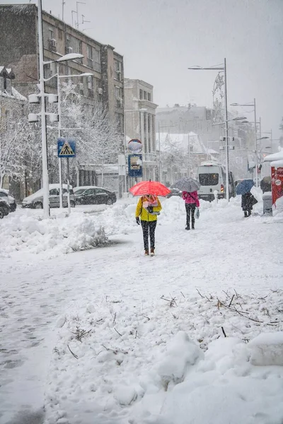 Las Personas Con Paraguas Caminando Calle Durante Una Tormenta Nieve —  Fotos de Stock