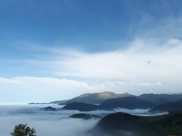 Una Vista Aérea Desde Montañas Gruesa Capa Niebla Nubes Por — Foto de Stock