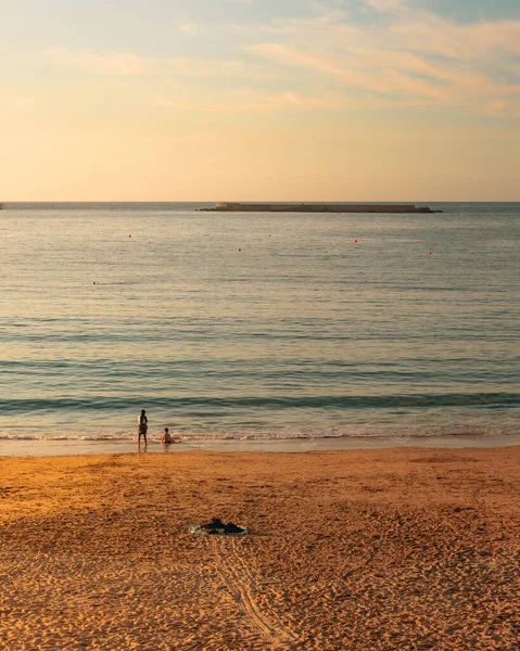 Colpo Verticale Due Bambini Che Rilassano Sulla Spiaggia Una Giornata — Foto Stock