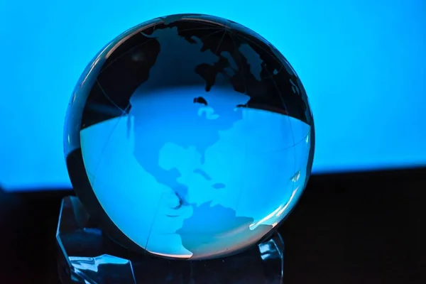 Людина Тримає Всесвітній Глобус Сфера Проти Блакитного Світла — стокове фото