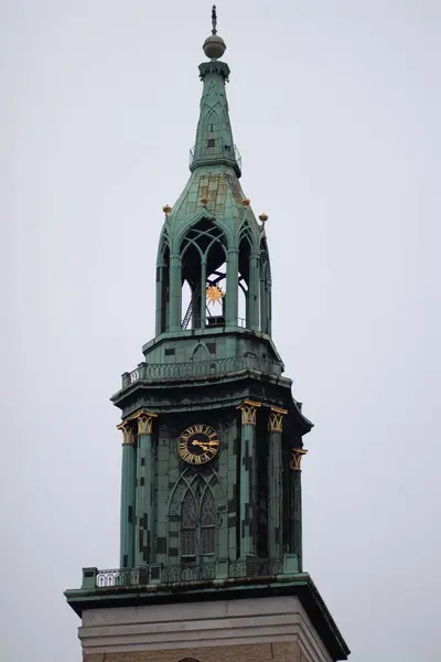 Vertikální Záběr Kostela Marie Pochmurného Dne Berlíně Německo — Stock fotografie