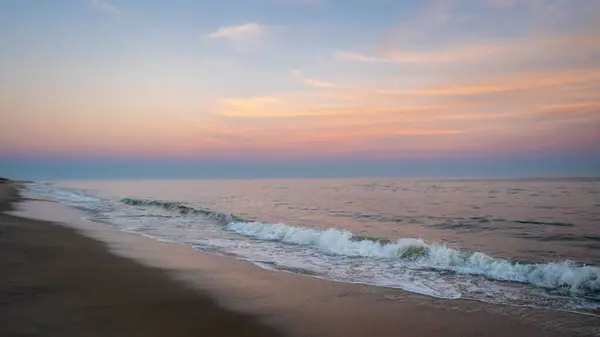 美しい空の下の空のビーチの海岸 — ストック写真