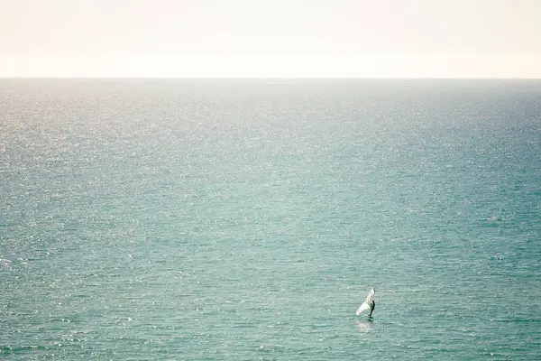 Ένα Άτομο Windsurfing Στο Γαλήνιο Τυρκουάζ Θαλασσογραφία Ενώ Στις Διακοπές — Φωτογραφία Αρχείου
