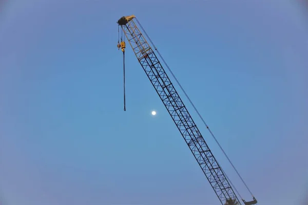青空を背景にした産業用建設クレーン — ストック写真