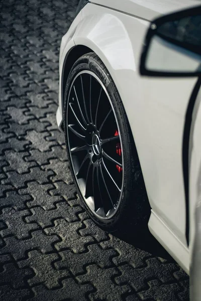 Hjulet Elegant Vit Bil Vertikal — Stockfoto