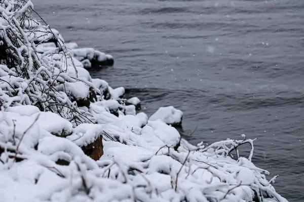Tiro Perto Costa Coberta Neve Mississippi Durante Queda Neve — Fotografia de Stock