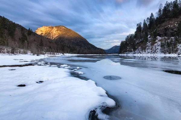 Ein Feld Und Ein Zugefrorener Fluss Bedeckt Mit Schnee Und — Stockfoto