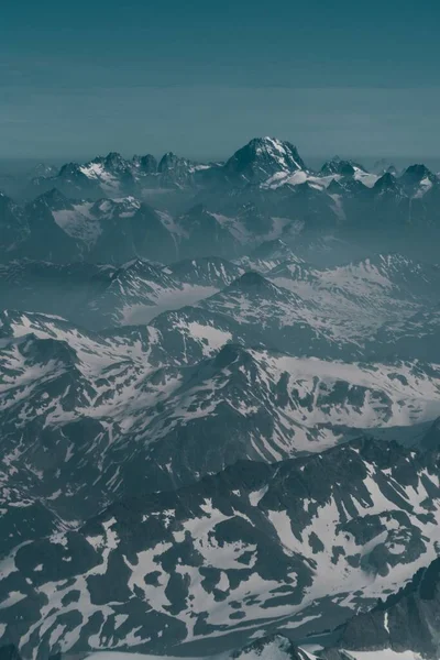 Eine Malerische Vertikale Aufnahme Der Schneebedeckten Gipfel Gegen Den Blauen — Stockfoto