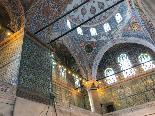 Ett Målat Tak Över Den Blå Moskén Sultan Ahmet Camii — Stockfoto