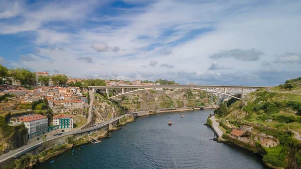旧市街の空撮ポルトとポルトガルのドゥオーロ川 — ストック写真