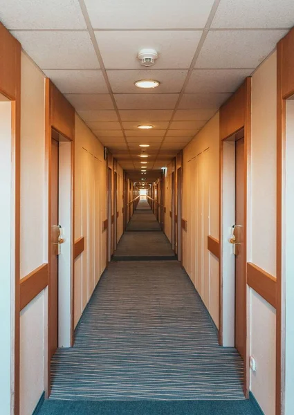 Ahşap Kapıları Olan Boş Bir Otel Koridoru — Stok fotoğraf