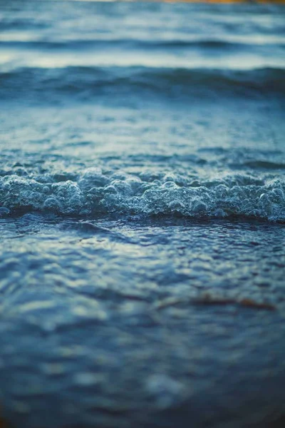 Вертикальный Снимок Морской Волны Пузырьков Фоне Размытия — стоковое фото