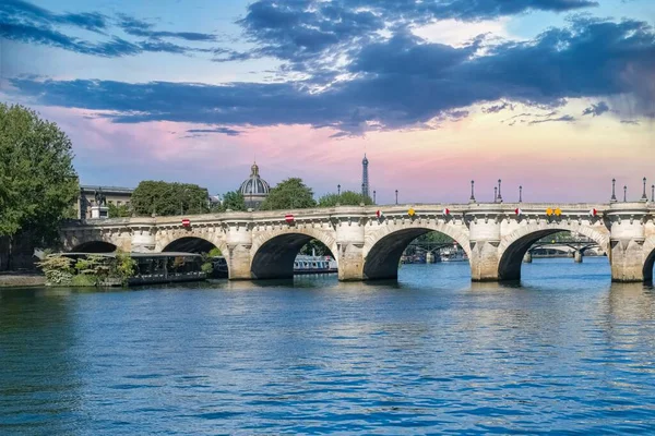 Párizs Pont Neuf Szajnán Tipikus Kilátás Háttérben Institut France Eiffel — Stock Fotó