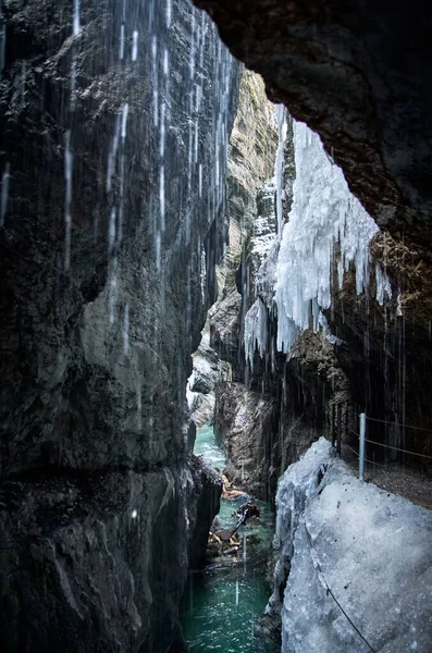 ドイツのガルミッシュ パルテンキルヒェンにあるパーナクラム渓谷では 崖の端から氷がぶら下がっています — ストック写真